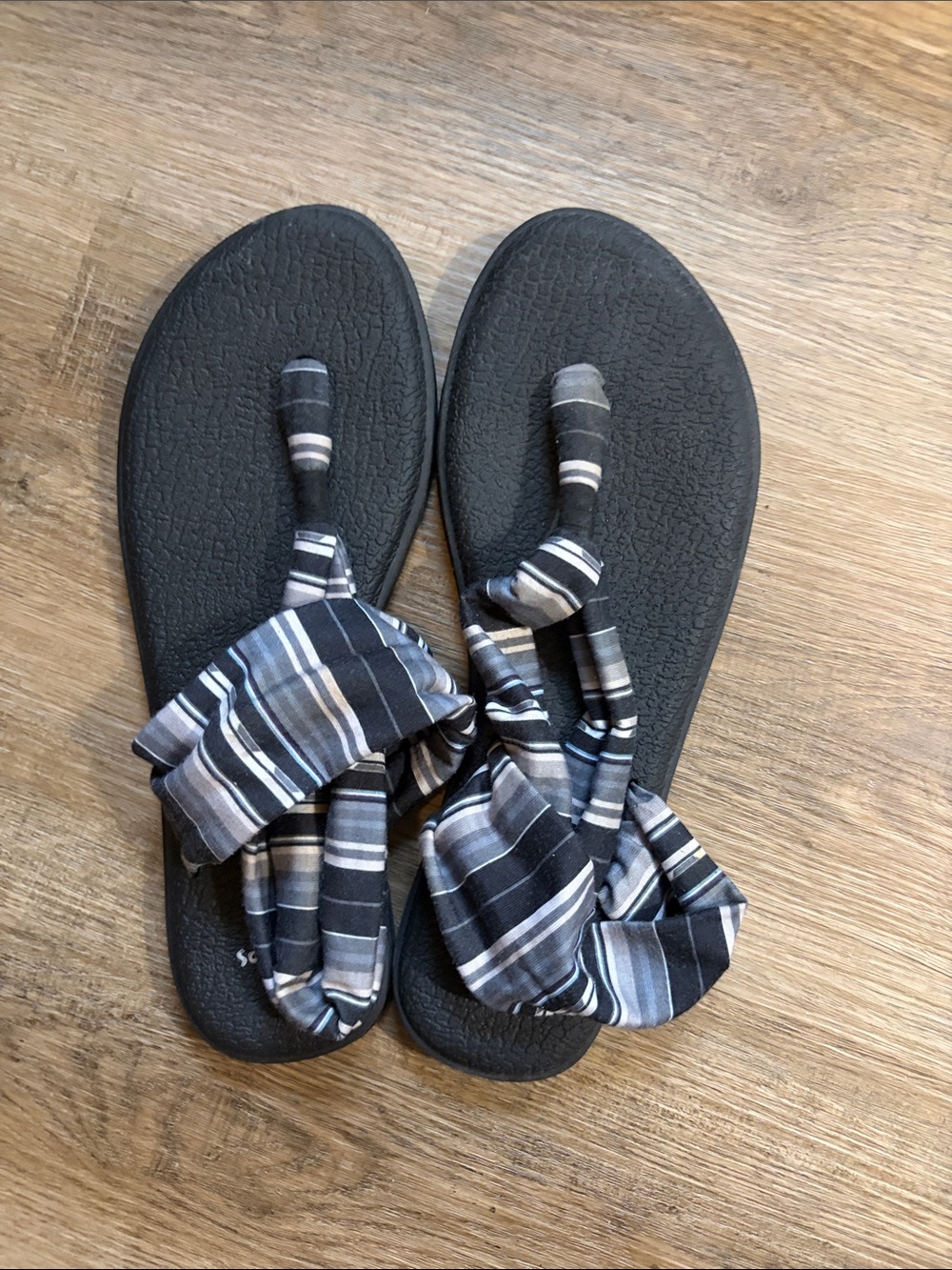 Gently worn Sanuk sandals size 10 - Picture 1 of 3
